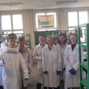 Uczniowie klasy VIII na warsztatach chemicznych w ZS nr3
