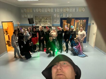 Bal Karnawałowy – kolorowa eksplozja radości!